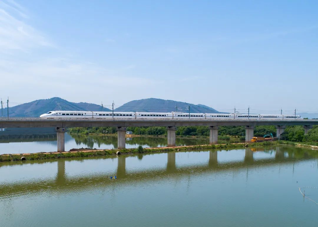 安吉与上海,杭州,南京等主要城市"1小时高铁交通圈"加快形成,交通区位