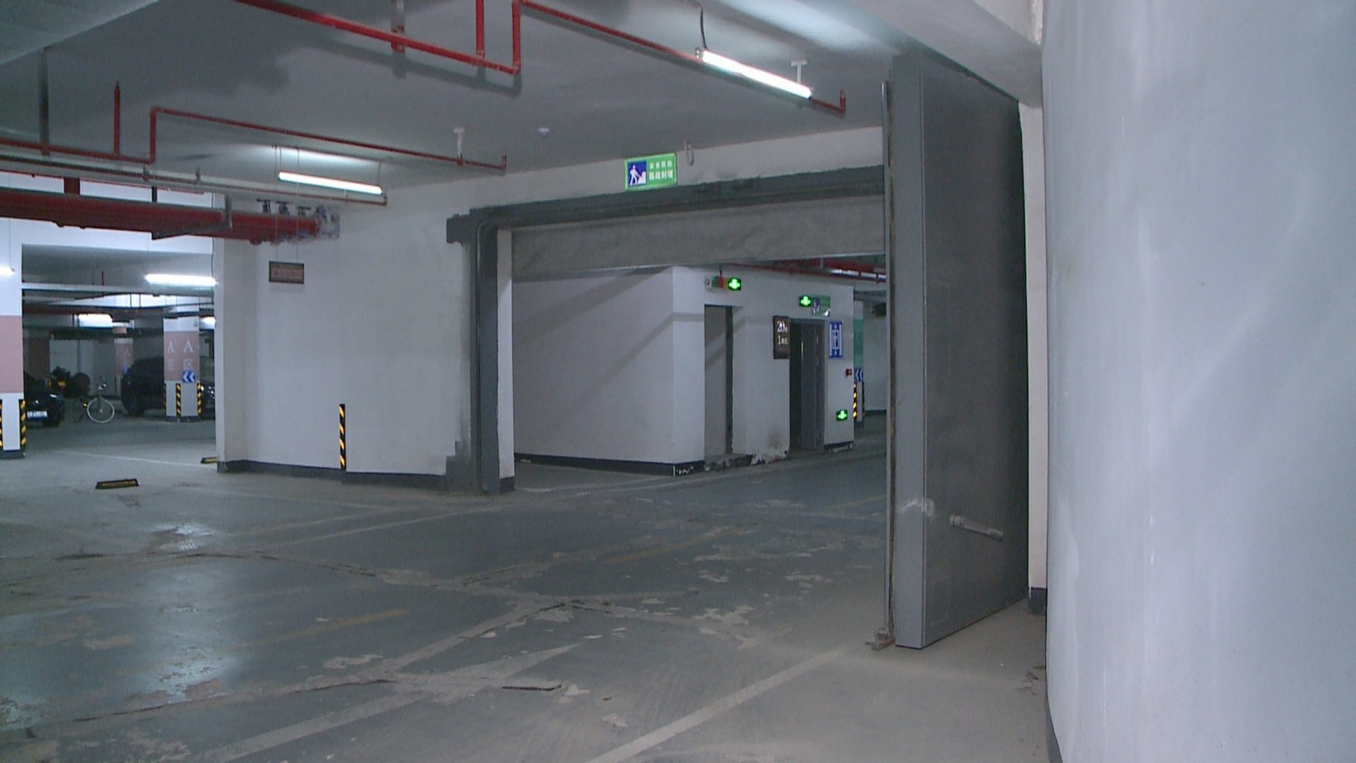 桐林家园小区的地下车库,看到车库c区一连通口安装着的人防门有点奇怪
