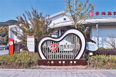 今年,景坞村博爱家园刚成立时,她就报名成为了该村第一批红十字志愿者